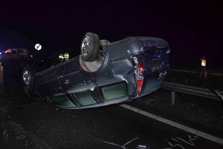 Trélerről csúsztak le autók az M1-esen - csúnya baleset lett belőle - FOTÓK